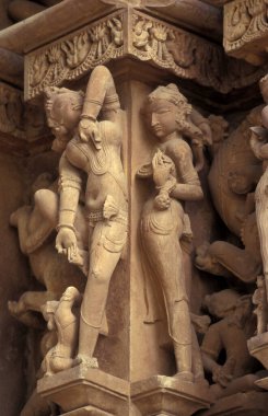 Hindistan 'ın Madhya Pradesh ilindeki Khajurao şehrindeki Erotik Heykeller veya Kandarija Mahadeva Tapınağı' ndaki Hindu Tapınağı. Hindistan, Khajurao, Nisan 1998