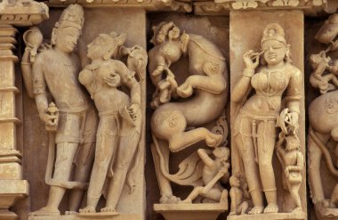 Hindistan 'ın Madhya Pradesh ilindeki Khajurao şehrindeki Erotik Heykeller veya Kandarija Mahadeva Tapınağı' ndaki Hindu Tapınağı. Hindistan, Khajurao, Nisan 1998