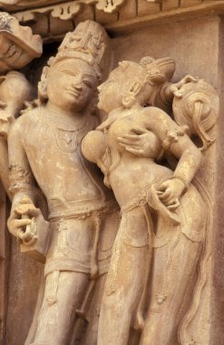 Hindistan 'ın Madhya Pradesh ilindeki Khajurao şehrindeki Erotik Heykeller veya Kandarija Mahadeva Tapınağı' ndaki Hindu Tapınağı. Hindistan, Khajurao, Nisan 1998