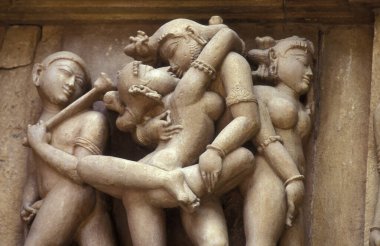 Hindistan 'ın Madhya Pradesh ilindeki Khajurao şehrindeki Erotik Heykeller veya Kandarija Mahadeva Tapınağı' ndaki Hindu Tapınağı. Hindistan, Khajurao, Nisan 1998