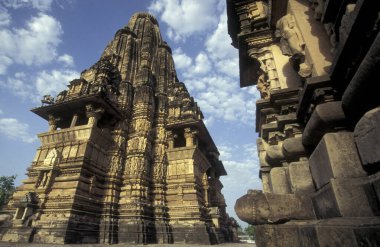 Hindistan 'ın Madhya Pradesh ilindeki Khajurao şehrindeki Erotik Tapınak ve Kandarija Mahadeva Tapınağı manzarası. Hindistan, Khajurao, Nisan 1998