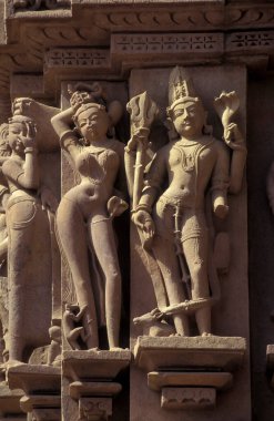 Hindistan 'ın Madhya Pradesh ilindeki Khajurao şehrindeki Erotik Heykeller veya Kandarija Mahadeva Tapınağı' ndaki Hindu Tapınağı. Hindistan, Khajurao, Nisan 1998