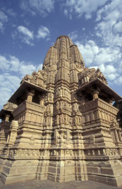 Hindistan 'ın Madhya Pradesh ilindeki Khajurao şehrindeki Erotik Tapınak ve Kandarija Mahadeva Tapınağı manzarası. Hindistan, Khajurao, Nisan 1998