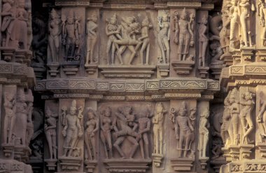 Hindistan 'ın Madhya Pradesh ilindeki Khajurao şehrindeki Erotik Heykeller veya Kandarija Mahadeva Tapınağı' ndaki Hindu Tapınağı. Hindistan, Khajurao, Nisan 1998