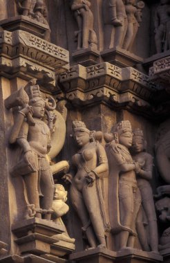 Hindistan 'ın Madhya Pradesh ilindeki Khajurao şehrindeki Erotik Heykeller veya Kandarija Mahadeva Tapınağı' ndaki Hindu Tapınağı. Hindistan, Khajurao, Nisan 1998