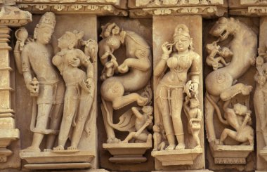 Hindistan 'ın Madhya Pradesh ilindeki Khajurao şehrindeki Erotik Heykeller veya Kandarija Mahadeva Tapınağı' ndaki Hindu Tapınağı. Hindistan, Khajurao, Nisan 1998