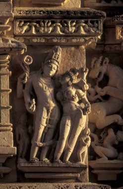 Hindistan 'ın Madhya Pradesh ilindeki Khajurao şehrindeki Erotik Heykeller veya Kandarija Mahadeva Tapınağı' ndaki Hindu Tapınağı. Hindistan, Khajurao, Nisan 1998