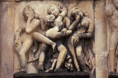 Hindistan 'ın Madhya Pradesh ilindeki Khajurao şehrindeki Erotik Heykeller veya Kandarija Mahadeva Tapınağı' ndaki Hindu Tapınağı. Hindistan, Khajurao, Nisan 1998