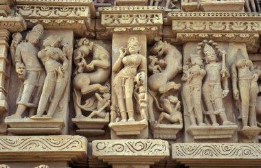 Hindistan 'ın Madhya Pradesh ilindeki Khajurao şehrindeki Erotik Heykeller veya Kandarija Mahadeva Tapınağı' ndaki Hindu Tapınağı. Hindistan, Khajurao, Nisan 1998