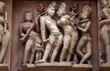 Hindistan 'ın Madhya Pradesh ilindeki Khajurao şehrindeki Erotik Heykeller veya Kandarija Mahadeva Tapınağı' ndaki Hindu Tapınağı. Hindistan, Khajurao, Nisan 1998