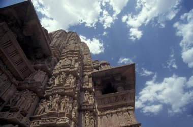 Hindistan 'ın Madhya Pradesh ilindeki Khajurao şehrindeki Erotik Tapınak ve Kandarija Mahadeva Tapınağı manzarası. Hindistan, Khajurao, Nisan 1998
