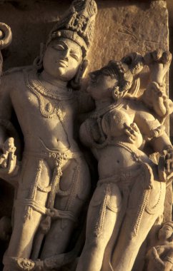 Hindistan 'ın Madhya Pradesh ilindeki Khajurao şehrindeki Erotik Heykeller veya Kandarija Mahadeva Tapınağı' ndaki Hindu Tapınağı. Hindistan, Khajurao, Nisan 1998