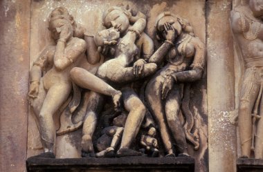 Hindistan 'ın Madhya Pradesh ilindeki Khajurao şehrindeki Erotik Heykeller veya Kandarija Mahadeva Tapınağı' ndaki Hindu Tapınağı. Hindistan, Khajurao, Nisan 1998