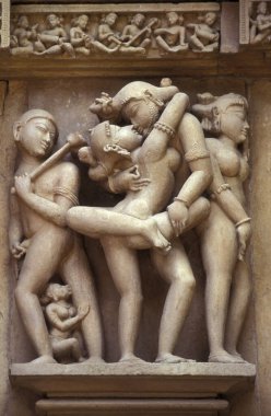 Hindistan 'ın Madhya Pradesh ilindeki Khajurao şehrindeki Erotik Heykeller veya Kandarija Mahadeva Tapınağı' ndaki Hindu Tapınağı. Hindistan, Khajurao, Nisan 1998