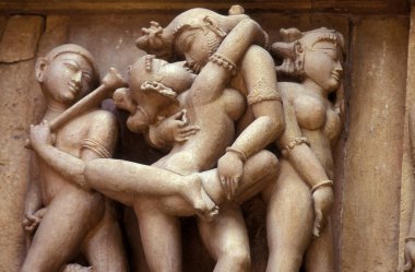 Hindistan 'ın Madhya Pradesh ilindeki Khajurao şehrindeki Erotik Heykeller veya Kandarija Mahadeva Tapınağı' ndaki Hindu Tapınağı. Hindistan, Khajurao, Nisan 1998