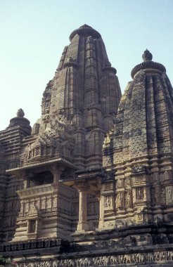 Hindistan 'ın Madhya Pradesh ilindeki Khajurao şehrindeki Erotik Tapınak ve Kandarija Mahadeva Tapınağı manzarası. Hindistan, Khajurao, Nisan 1998