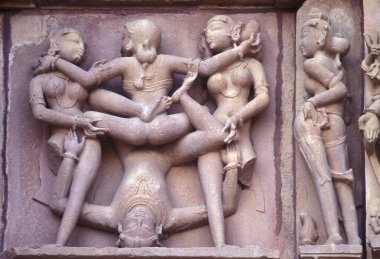 Hindistan 'ın Madhya Pradesh ilindeki Khajurao şehrindeki Erotik Heykeller veya Kandarija Mahadeva Tapınağı' ndaki Hindu Tapınağı. Hindistan, Khajurao, Nisan 1998
