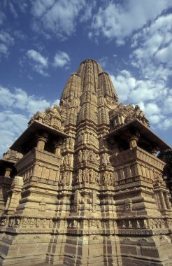Hindistan 'ın Madhya Pradesh ilindeki Khajurao şehrindeki Erotik Tapınak ve Kandarija Mahadeva Tapınağı manzarası. Hindistan, Khajurao, Nisan 1998