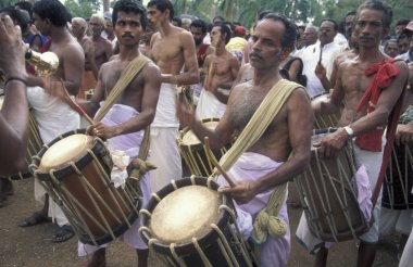 Geleneksel müzisyenler, Hindistan 'ın Kerala ilindeki Thrissur veya Trichur kentinde düzenlenen geleneksel Pooram veya Fil Festivali' nde Fillerin önünde çalıyorlar. Hindistan, Thrissur, Nisan 1998