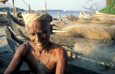 Kochi şehrindeki Çin Balıkçılık Ağı 'nda balıkçı ya da Hindistan' ın Kerala ilindeki Koçin. Hindistan, Koçin, Nisan 1998