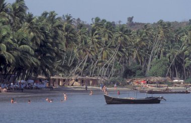 Hindistan 'ın Kerala ilinin Kochi veya Cochin kenti yakınlarındaki sahil kıyısındaki Lagoon ve Backwater' daki bir kanaldaki bir köyde yaşayan insanlar. Hindistan, Koçin, Nisan 1998