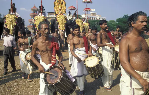 Geleneksel müzisyenler, Hindistan 'ın Kerala ilindeki Thrissur veya Trichur kentinde düzenlenen geleneksel Pooram veya Fil Festivali' nde Fillerin önünde çalıyorlar. Hindistan, Thrissur, Nisan 1998