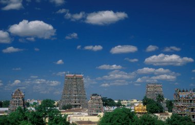Hindistan 'ın Tamil Nadu ilindeki Madurai şehrindeki Meenakshi Amman Tapınağı' nın manzarası. Hindistan, Madurai, Nisan 1998 