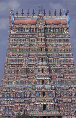 Hindistan 'ın Tamil Nadu kentindeki Madurai şehrindeki Meenakshi Amman Tapınağı' nın kulesindeki Hindu heykelleri. Hindistan, Madurai, Nisan 1998 