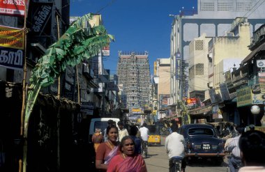 Hindistan 'ın Tamil Nadu şehrindeki Madurai şehrindeki Meenakshi Amman Tapınağı manzaralı bir sokakta yaşayan insanlar. Hindistan, Madurai, Nisan 1998