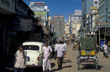Hindistan 'ın Tamil Nadu şehrindeki Madurai şehrindeki Meenakshi Amman Tapınağı manzaralı bir sokakta yaşayan insanlar. Hindistan, Madurai, Nisan 1998