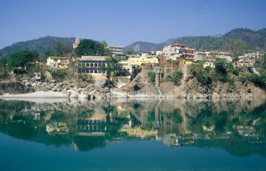 Uttarakhand, Hindistan 'ın Uttarakhand eyaletindeki Rishikesh şehrinde bulunan Ganj Nehri. Hindistan, Rishikesh, Şubat 1998