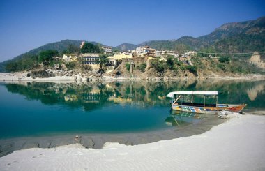 Uttarakhand, Hindistan 'ın Uttarakhand eyaletindeki Rishikesh şehrinde bulunan Ganj Nehri. Hindistan, Rishikesh, Şubat 1998