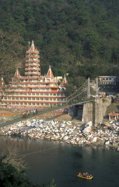 Hindistan 'ın Uttarakhand ilindeki Rishikesh şehrindeki Kutsal Ganj Nehri' ndeki Hindu Hermitage ya da Ashram Manastırı. Hindistan, Rishikesh, Şubat 1998