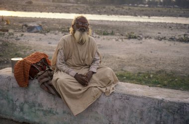 Hindistan 'ın Uttarakhand eyaletindeki Rishikesh şehrindeki Kutsal Ganj Nehri' nde kutsal adamlar ve caddeler. Hindistan, Rishikesh, Şubat 1998