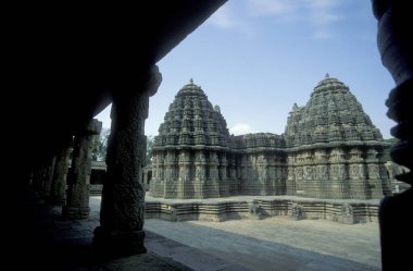 Hindistan 'ın Karnataka ilindeki Belur kasabasındaki Keshava, Kesava veya Vijayanarayana Tapınağı gibi taş oyma figürleriyle Hindu Chennakeshava Tapınağı kalıntıları. Hindistan, Karnataka, Mart 1998  