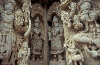 Hindistan 'ın Karnataka ilindeki Belur kasabasındaki Keshava, Kesava veya Vijayanarayana Tapınağı gibi taş oyma figürleriyle Hindu Chennakeshava Tapınağı kalıntıları. Hindistan, Karnataka, Mart 1998  