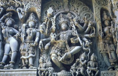 Hindistan 'ın Karnataka ilindeki Belur kasabasındaki Keshava, Kesava veya Vijayanarayana Tapınağı gibi taş oyma figürleriyle Hindu Chennakeshava Tapınağı kalıntıları. Hindistan, Karnataka, Mart 1998  