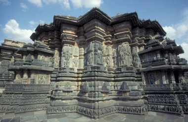 Hindistan 'ın Karnataka ilindeki Belur kasabasındaki Keshava, Kesava veya Vijayanarayana Tapınağı gibi taş oyma figürleriyle Hindu Chennakeshava Tapınağı kalıntıları. Hindistan, Karnataka, Mart 1998  