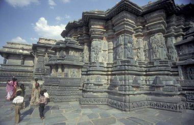 Hindistan 'ın Karnataka ilindeki Belur kasabasındaki Keshava, Kesava veya Vijayanarayana Tapınağı gibi taş oyma figürleriyle Hindu Chennakeshava Tapınağı kalıntıları. Hindistan, Karnataka, Mart 1998