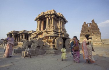 Hindistan 'ın Karnataka eyaletinin Hampi kasabası yakınlarındaki Vijaya Vittala Tapınağı' ndaki taş savaş arabasının kalıntıları.. 