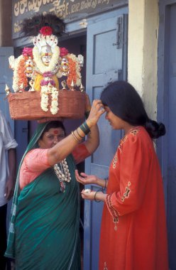 Hindistan 'ın Karnataka ilindeki Mysore şehrinde Hindu bir ailede Hindu töreni yapan kadınlar. Hindistan, Mysore, Mart 1998