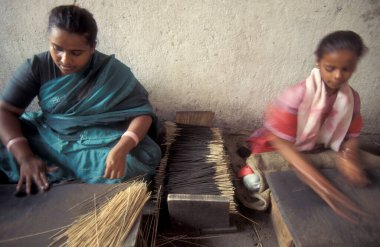 Hindistan 'ın Karnataka ilinin Mysore şehrinde Tütsü Aile Fabrikası' nın Genç Kadın ve Kızları çalışmaya devam ediyor. Hindistan, Mysore, Mart 1998