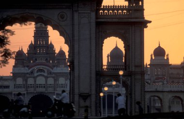 Mysore Sarayı veya Amba Vilas Sarayı Hindistan 'ın Karnataka ilindeki Mysore şehrinde..  