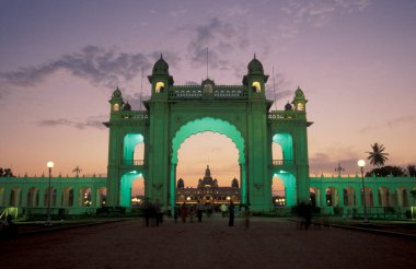 Mysore Sarayı veya Amba Vilas Sarayı Hindistan 'ın Karnataka ilindeki Mysore şehrinde..  