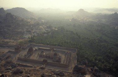 Achyuta Raya Tapınağı, Hindistan 'ın Karnataka eyaletinin Hampi şehrinde gün doğumunda Matanga Tepesi' nden gelen harabelerdir. Hindistan, Karnataka, Mart 1998 