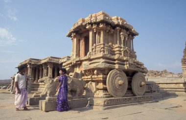 Hindistan 'ın Karnataka eyaletinin Hampi kasabası yakınlarındaki Vijaya Vittala Tapınağı' ndaki taş savaş arabasının kalıntıları.. 