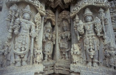 Hindistan 'ın Karnataka ilindeki Belur kasabasındaki Keshava, Kesava veya Vijayanarayana Tapınağı gibi taş oyma figürleriyle Hindu Chennakeshava Tapınağı kalıntıları. Hindistan, Karnataka, Mart 1998  