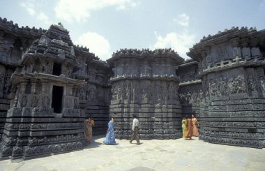 Hindistan 'ın Karnataka ilindeki Belur kasabasındaki Keshava, Kesava veya Vijayanarayana Tapınağı gibi taş oyma figürleriyle Hindu Chennakeshava Tapınağı kalıntıları. Hindistan, Karnataka, Mart 1998
