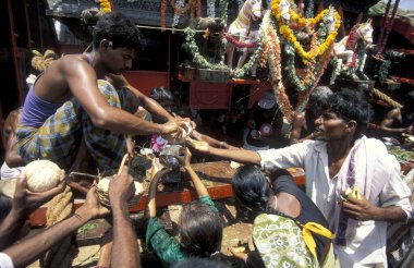 Hindistan 'ın Karnataka eyaletindeki Hampi şehrinde bulunan Virupaksha Tapınağı' ndaki Holi Hindu Tapınağı Festivali 'nde hindistan cevizi seremonisi.. 