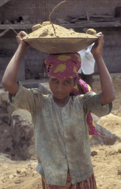 Hindistan 'ın Karnataka eyaletindeki Hampi kasabasında bir inşaat alanında çalışan bir kız. Hindistan, Karnataka, Mart 1998 